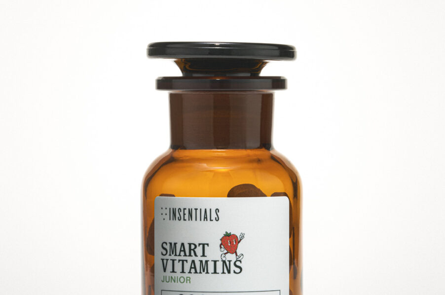 Amber jar with a white label: Smart Vitamins Junior, the chewable vitamins from the collaboration between KickCancer and Insentials.
