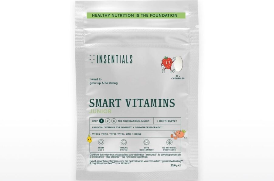 Navulzakje Insentials Smart Vitamins Junior met 30 kauwtabletten voor kinderen vanaf 3 jaar, met fruitmascottes op de verpakking.