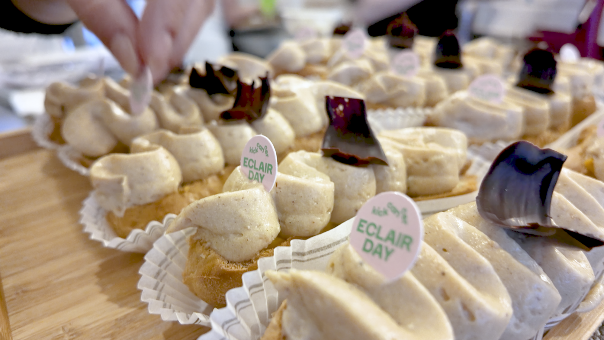 Des éclairs sont décorés pour la Journée de l’Éclair